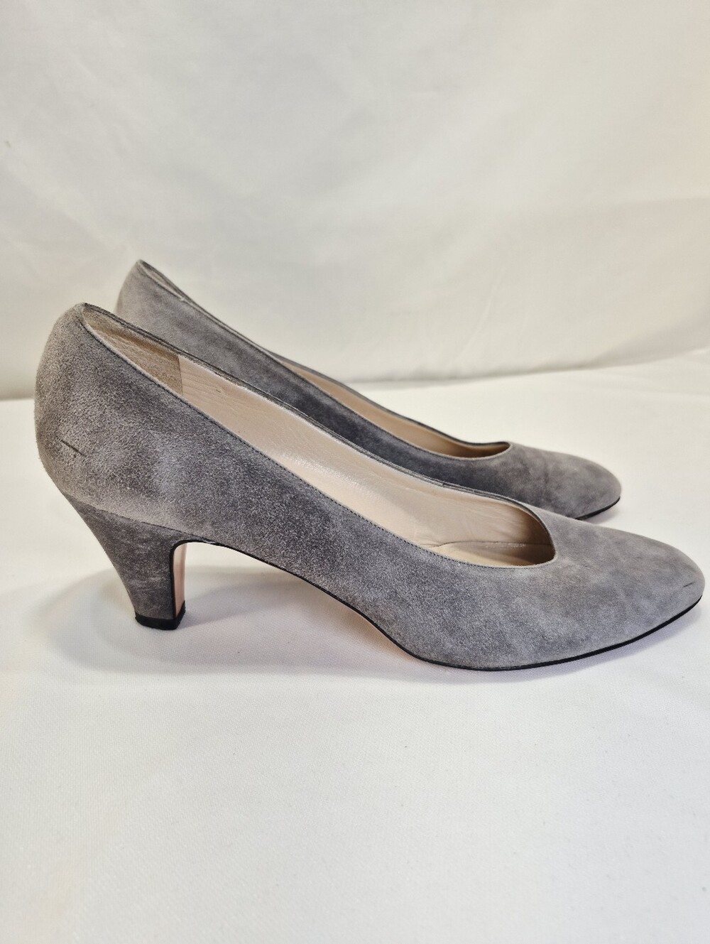 Salvatore Ferragamo Womens 9A Gray Suede Mid Heel Pumps